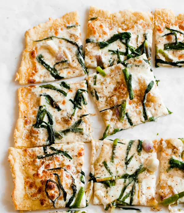 Triple-garlic pizza gluten-free pizza with garlic oil, confit, wild garlic and truffle oil